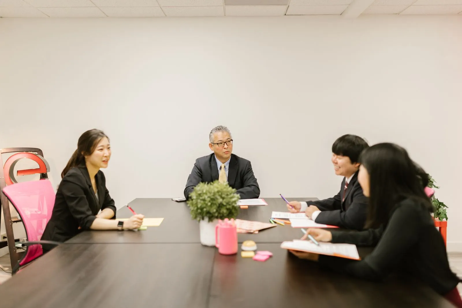 会議室で打ち合わせをしているチーム