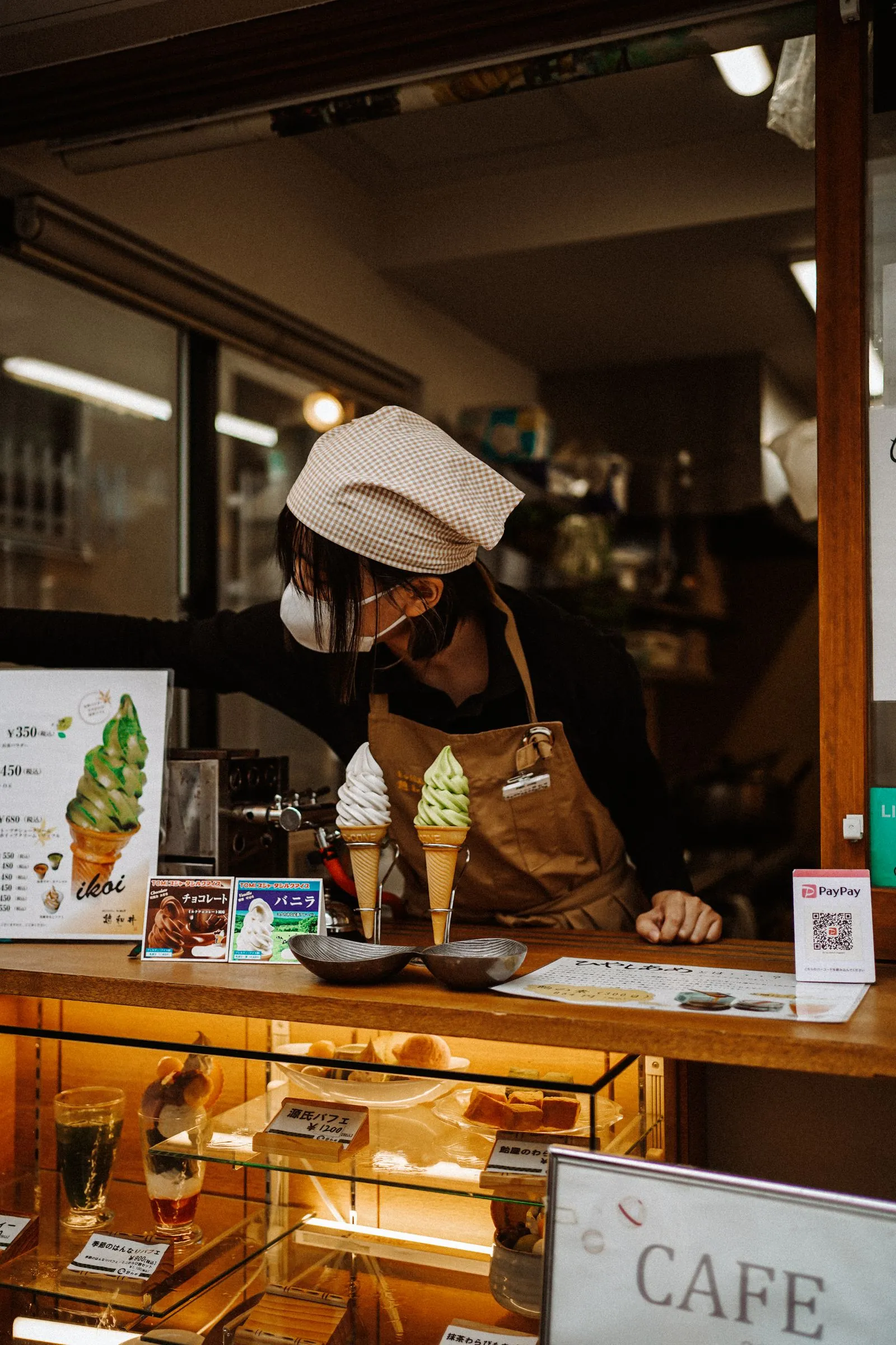 小さなカフェのカウンターで接客するスタッフ