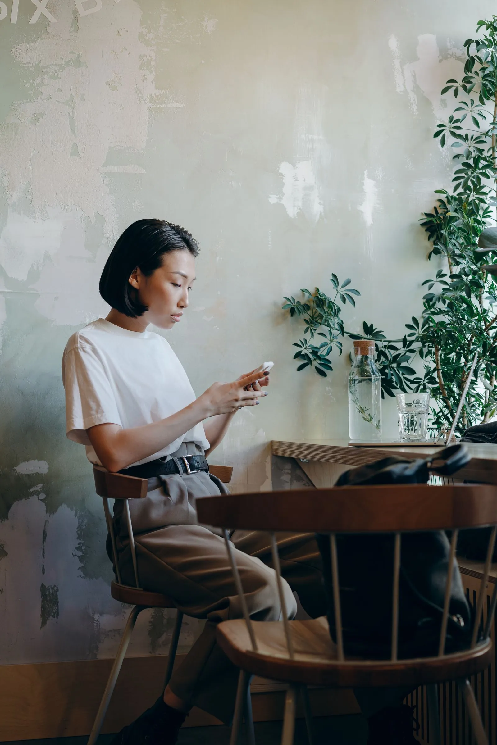 カフェでスマートフォンを操作している女性